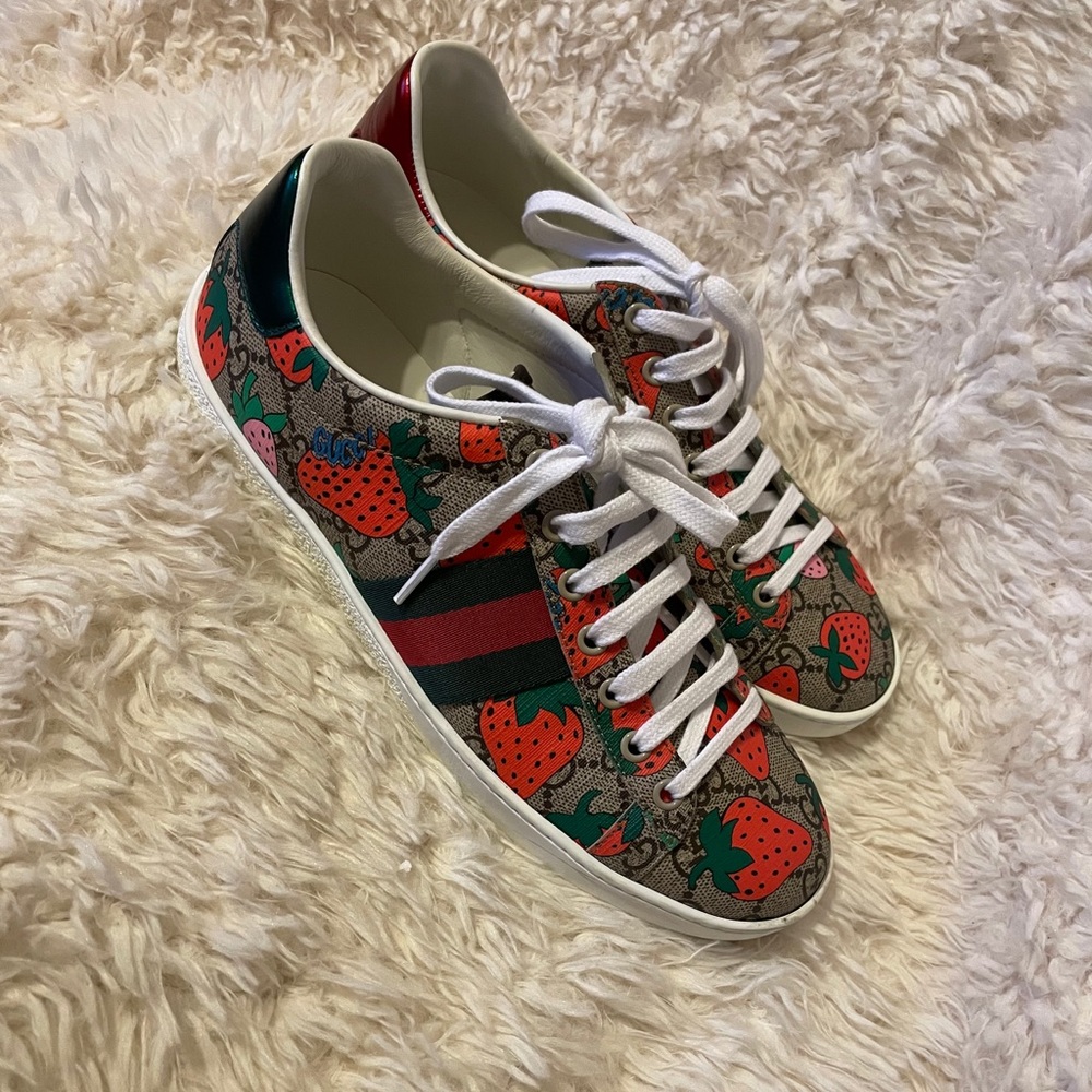 Gucci Ladies Ace GG Gucci Strawberry Print Sneaker